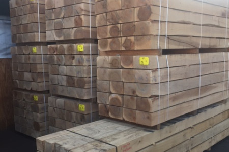 Eiken palen, planken en balken uit voorraad leverbaar