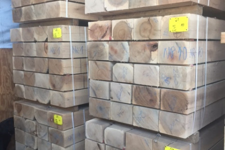 Eiken palen, planken en balken uit voorraad leverbaar