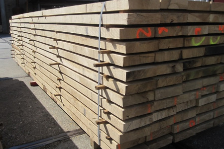 Eiken palen, planken en balken uit voorraad leverbaar