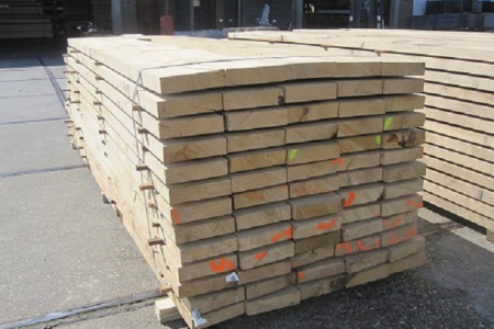 Eiken palen, planken en balken uit voorraad leverbaar