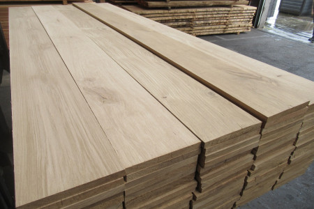 Eiken planken en balken gedroogd en geschaafd