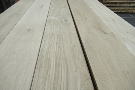 Eiken planken en balken gedroogd en geschaafd