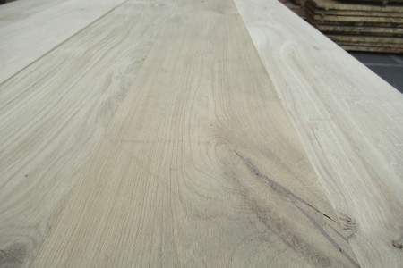 Eiken planken en balken gedroogd en geschaafd