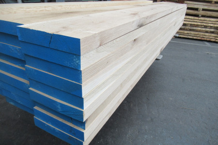 Eiken planken en balken gedroogd en geschaafd