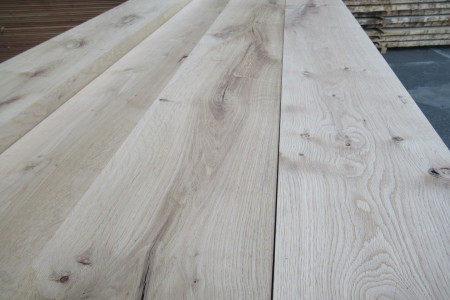 Eiken planken en balken gedroogd en geschaafd