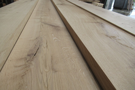 Eiken planken en balken gedroogd en geschaafd