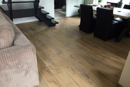 Lambrisering van hardhouten wandbekleding en Cabin oak Eikenhoutenvloer