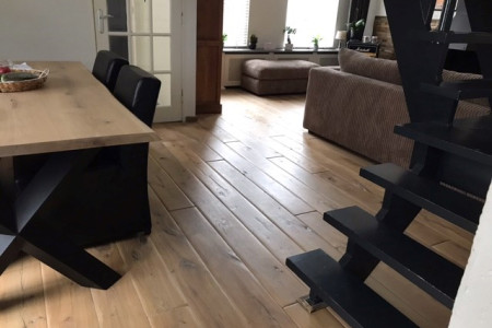 Lambrisering van hardhouten wandbekleding en Cabin oak Eikenhoutenvloer