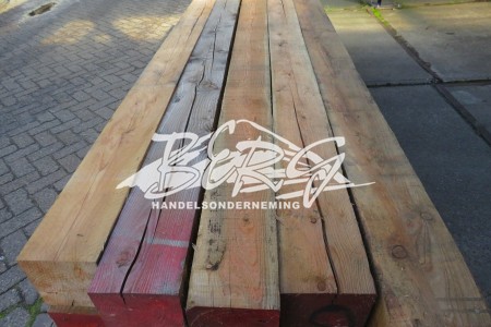 Partij Douglas balken 200 x 200mm in de aanbieding